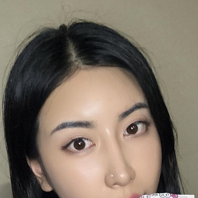 양서은 | Yang Seo Eun on Instagram: "곤약젤리 얼먹 = 맛잘알

더워지면 빙수, 아이스크림 무지무지하게 당기잖아요!
근데 다이어트의 최강 적은 당인데 ㅠㅡㅠ 어떡하죠?!
하는 분들께 일단 이거 한번 보세요 😊

맥널티 X 김토끼 곤약젤리
- 제로슈가 , 단 8kcal 그치만 맛있는 복숭아맛🍑
- 하루 필수 비타민 10종 가득 담겨있음!
- 패키지 왕귀짱귀졸귀

냉동고에 2시간 이상만 얼리면 바로 복숭아샤베트 완성
저 요즘 이거 덕분에 디저트 안먹고 입막 잘 하는 중이랍니다✌️
8kcal라 배고프면 하나 더 먹어도 됨 그래도 16kcal!!

개인적으로 냉장 상태에서 호로록 먹는 것 보다
냉동하고 아이스크림 처럼 천천히 베어먹는게 포만감도 더 크더라구요!

똑똑하게 다이어트 합시다 🩷

#맥널티 #맥널티커피 #카페맥널티 #김토끼 #곤약젤리 #다이어트젤리 #다이어트 #복숭아젤리 #비타민 #건강한간식"