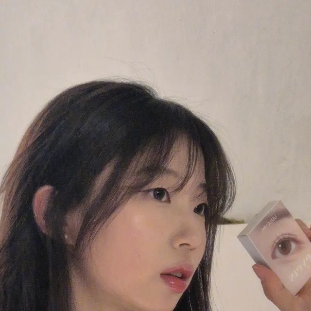 효빈 on Instagram: "#광고 X @i_dollens 

요즘 아이즈 렌즈로 메이크업 완성하는 중 (*ゝω･*)-☆

아이즈 시리즈는 물기를 머금은 수채화처럼 은은하게 어우러지는 표현이 너무 예뻐요🩷

🤎멜로 브라운(Melo Brown) 
따뜻하고 부드러운 브라운 색상으로, 자연스럽게 눈을 강조해줘요. 데일리 메이크업에 완벽하게 어울리고, 하루 종일 착용해도 정말 편안해요🫧
직경 : 14.0mm / 그래픽 사이즈 : 13.0mm

🩶애쉬 브라운(Ash Brown)
세련된 애쉬 톤의 브라운으로, 약간의 회색빛이 도는 색상이 독특하고 매력적이에요. 특별한 날이나 화려한 메이크업에 딱 어울려요! 
직경 : 14.0mm / 그래픽 사이즈 : 13.0mm

현재 아이돌 렌즈에서 6월 한 달 동안 2세트 할인 이벤트도 진행 중이니, 다들 어서 get get하세용( ﾉ^ω^)ﾉ

자세한 정보는 [아이돌 렌즈 공식 웹사이트](http://www.i-dol.kr)에서 확인해보세요!

#아이돌렌즈 #아이즈렌즈 #멜로브라운 #애쉬브라운 #데일리룩 #렌즈추천 #눈건강 #편안한착용감 #메이크업완성 #2세트할인이벤트 #6월이벤트"