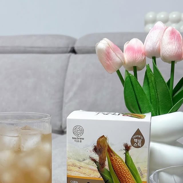 전혜경 on Instagram: "#협찬
맥널티/ 티브루 옥수수수염차 진액🌽

날시가 더워지기 시작하면서 
수분 섭취를 자주 해주는게 좋은데 
우리 아이들 생수보다는 건강에 좋은 
보리차니 옥수수수염차를 끓여서 주면 
좋을텐데 매번 차 끓이고,우려내고, 식히고,
냉장고에 넣어서 먹으려니 너무 번거로웠는데..

맥널티에서 나온 티브루는 뜯고 부으면
끓여 마시던 차가 3초만에 완성되요~!!🤩🤩

종류는 여러가지가 있는데 고소하고 아이들이
좋아하는 옥수수수염차 진액으로 아침마다 
물에타서 냉장고에 넣어두면 아이들이 알아서
잘 마시더라구요~!!😄😄💕

생수 잘 못 마셔서 커피만 입에 달고
사는 저도 옥수수수염차 진액을 타서
마시니까 고소함이 있어서 좋았어요~!!

옥수수 수염차의 고소함에 보통 1L는 
마시게 되서 2L 마시기 도전 중이예요~!! 😁😁

국산 옥수수수염을 베이스로 사용해서 
본연의 맛이 깊게 느껴져서 좋고 
개별 포장되어서 가방에 넣어 다니면서 
물에 쭉~ 짜서 마시면 되니까 너무 편해서 좋아요~!!

한 케이스로 옥수수수염차를 무려~!!
30병을 만들 수 있다는거 대박이죠~!!
가성비도 좋고 맛도 정말 좋은 것 같아요~😄😄

번거롭게 끓이지 말고 3초 컷~!!
티브루 옥수수수염차 진액으로 
간편하고 맛있게 즐기세요~!! 🌽🌽🌽💕💕

.
.
#맥널티 #티브루 #옥수수수염차 #티브루옥수수수염차 #진액 #액상차 #옥수수수염차스틱 @mcnulty_official"