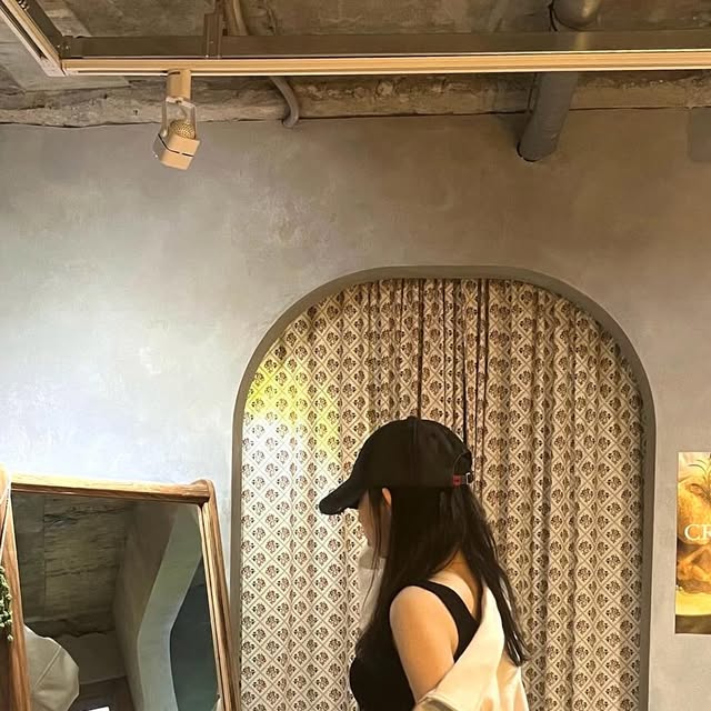 나연 on Instagram: "#광고 @1rony9orno_official 

가을엔 역시 클래식한 무드의 스웨이드 자켓이 체고 🍂

#아이러니포르노#아이러니포르노화이트라인#남녀공용자켓#레더자켓#스웨이드자켓#자켓#아우터추천#봄아우터#자켓추천#아우터"