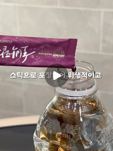 제주올비맘 ᴋɪᴍ ᴅᴀʜᴇᴇ on Instagram: "아침마다 팅팅 붓는 얼굴???!!!! 
성형 후 붓기 관리???
임신 출산 후 붓기 관리가 고민이신 분들에게 추천!!!

🎃맥널티 티브루 호박팥차 진액💛

전남 해남·고흥에서 자란 늙은 호박과 국내산 팥 사용
차를 우리거나 끓이지 않아도
스틱 하나로 간편하게 즐길 수 있는 고농축 액상 스틱 

예로부터 붓기 완화에 좋다고 알려진 호박과 팥을 조화롭게 배합

3초면 끝 ㅎㅎㅎ올비맘도 아침운동갈때 
스틱 1개를 500ml 물
생수병에 넣기만 하면 간단하게 완성😍

1스틱 칼로리 1.5kcal, 지방 0g, 트랜스지방 0g, 콜레스테롤 0g

운동하면서 목마를 때 마시기에도 좋고 
달큰고소한 맛이라 비비빅 느낌도 나고 계속 찾게 되는 맛이에요👍💛

#맥널티 #티브루 #호박팥차 #티브루호박팥차 #스틱 #액상차 #붓기차
.
.
@mcnulty_official
.
.
✅ 제품 구매 링크
https://bit.ly/PRB_teabrew"