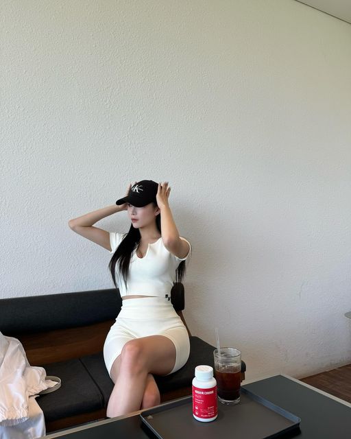 TIRI on Instagram: "#광고
요즘 없이는 못사는 헬스하우스 다이어트 보조제들 ..🫶🏻
하루 두알로 눈바디가 달라져요 진짜 !!
< 탄수화물섭취 -> 버닝컷2알섭취-> 지방합성차단 > 
원리로 버닝컷덕분에  먹고싶은거 먹으면서 집중관리 할수있어서  요즘엔 스트레스받을일 없이  관리 하구있답니당 
다이어트 정체기일때 급찐타파 간절하신분들에게 
정말 정말 추천드려요 👍🏻 

* 체지방, 내장지방, 허리둘레, 뱃살감소에 효과가 있는 가르시니아 함유 -> '라인' 이 고민이신 여성분들께 특히 강추
* 탄수화물이 체지방으로 바뀌는걸 막아주는 효과-> 체지방이 고민이신 분들께 추천. 탄수화물 많이 드신다면 필수!
* 하루 2알로 간편하게 관리가 가능. 
* 천연 과라나 성분(천연 카페인) 이 부원료로 함유되어 운동 전에 먹기 좋음.
* 일반식품이 아닌 식약처에서 기능성을 인정받은 다이어트 건강기능식품
* 정가 23,1000원 ->현재 헬스하우스 스마트스토어에서 쿠폰 사용하면 9,900원파격 할인중! 하루 100원으로 부담없는 가격대

#광고#허리쏘옥다이어트#가르시니아#다이어트보조제#칼로리컷팅제#체지방컷팅제#다이어트영양제#유지어터#복부비만#뱃살빼는법#헬스하우스#얼죽아"