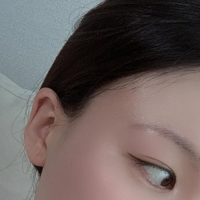 쏠 𝒘𝒐𝒓𝒍𝒅🌍 on Instagram: "#광고
💗6월 올영세일 얼마나기다렸는지 몰라요..달려가달려가!
그래서 준비한 6월 올영세일 추천템, 투에이엔의 ’비기닝 오브 써머‘💗

투에이엔 제품들 중 너무 유명한 듀얼 치크&하이라이터,그리고 귀여운 포켓 코튼 블러링 스틱을 데려왔습니다🤗

🌟기존에 듀얼 치크&하이라이터는 데일리로 너무 잘쓰고 있는 제품이라 말할게 없을 정돈데요~ 듀얼치크는 뽀송하게 올라가지고, 과하게 발색되지 않아 메이크업이 초보이신분들도 겹겹이 쌓아주며 발색할 수 있어 부담없는 제품!

🌟하이라이터는 정말,, 이번 여름에 없어선 안 될 잇템!! 
색깔별로 쟁여쟁여템입니다!(발라보면 알아요~)
그리고 처음 사용해본 포켓 코튼 블러링 스틱은 색이 다 이뻐서 고민무진장했다는,,ㅎㅎ
기획으로 퍼프까지 담겨있어 바를때 손에 묻히지않아 너무 좋았어요!

데일리로도 잘쓰던 제품들인데,여름에 가벼운 메이크업&자연스런 메이크업으로 더 빛을 발할 제품🤩

#투에이엔#블루밍가든#올영추천#봄웜#봄웜라#듀얼치크#하이라이터#2aN#올영세일#올영필수템#올영추천템"