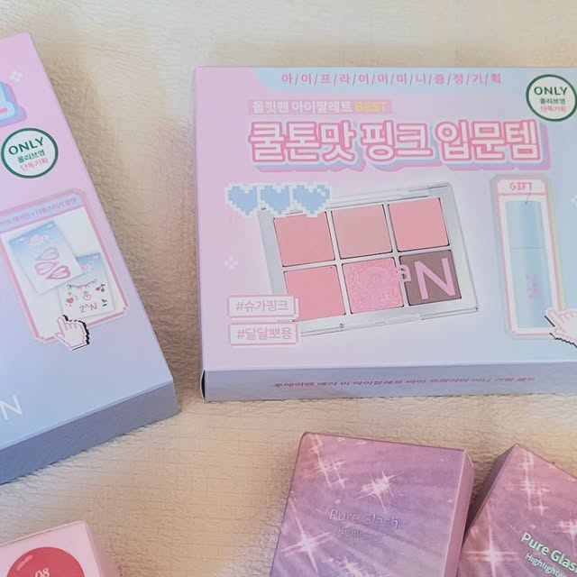 미녀 on Instagram: "#협찬 #올영픽 #올리브영추천템 #올영필수템 #러브버블컬렉션 #롱웨어링파운데이션미니 #컬러플레이듀얼라이너

08월 올영픽 투에이엔 추천템💚

🩷컬러 플레이 듀얼 라이너 
3mm음영라이너와 5mm 펄라이너로 이쁜 애교살을 만들수 있겠더라구요 ~~
펄날림도 없고 오래오래 지속되니 수정화장이 필요없어요 !
그리고 부드럽게 발려서 좋더라구요 고루고루 펴발라지는 너낌!! 음영과 애교살을 한번에 할수있어서 좋고 색도 5가지가 있어서 나에게 맞는 걸 찾을수 있겠더라구용!

🩷롱 웨어링 파운데이션 미니
세미매트 파운데이션이라서 피부에 찰떡처럼 밀착되는 느낌이에요 ! 미니 사이즈라서 너무 귀엽고 파우치에 쏘옥 담기는 사이즈라서 들고다니기 편하고 좋겠더라구요 !!
지속력도 너무 좋고 뽀송뽀송한게 피부결도 부드러워 보여용

🩷글레이즈 바운싱 틴트
당도100프로 달콤하고 생기있는  틴트
쫀쫀한 제형이라서 촘촘하게 발려지고 발색이후 색이 더 이뻐지는 틴트에요 !! 물방울처럼 맺혀있는 그런 느낌인데 
너무 상큼하고 이쁘더라구요 ~~ 저는 한번 발색보단 두번 발색한 색이 더 이쁘고 좋았어요 !!

🩷퓨어 글래시 하이라이터
속부터 밝게 비치는 영롱한 광채 ✨️
습식제형이라서 매끈하게 피부표현이 가능하고 
부드럽게 바르는게 좋았어요 !ㅎㅎㅎ 
광이 자연스럽게 이쁘게 표현되는거같어용 !

🩷베러미 아이 팔레트 
펄이 정말이지 영롱 그자체에요 !
너무 이뻐요 ! 고밀도 파우더로 뭉침없이 이쁘게 펴발라지고 이뻐요!! 저는 펄에 반해서 핑꾸핑꾸 👍🩷

🩷듀얼치크
발색력 무엇인가요 !!
날림도없고 발색은 대박이에요 ~~~
생기가 있어보이고 발랄한 느낌이 있어서 너무 이뻐요!

하나같이 너무 이쁜 투에이엔 추천템이에요👍
발색력도 다 이쁘고 펄은 정말이지 대박이에요 !!
부드럽게 발려서 좋고 가루 날림 걱정 하지마세요 !!
제가 반한거는 펄이 제일 마음에 들었어요♥️"