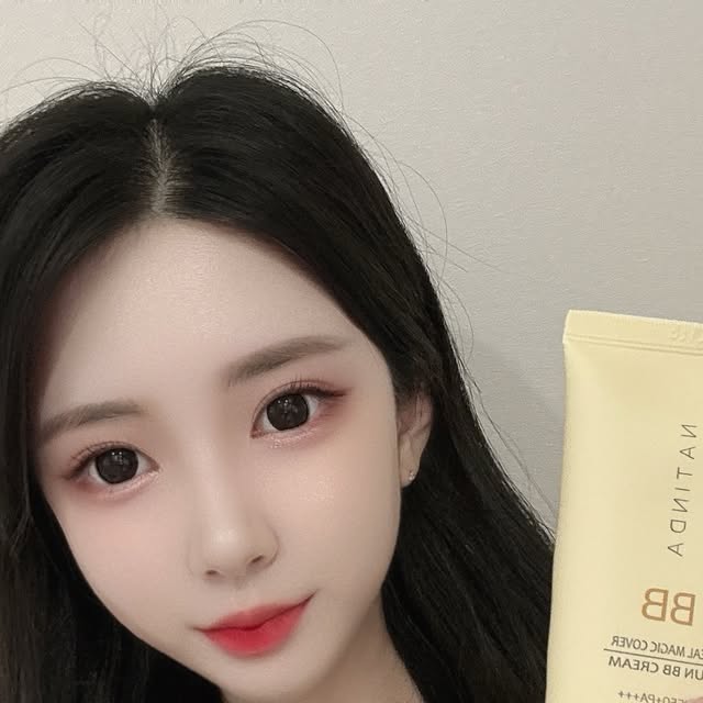 🤍𝙹𝚒𝚜𝚘𝚘🤍 on Instagram: "#협찬 #광고 @natinda_official 요즘 베이스 이거 하나로 끝내는 중 🤍 선크림 + 비비 같이 되는 타입이라 아침에 진짜 편하고 가볍게 발리는데 피부 결이 자연스