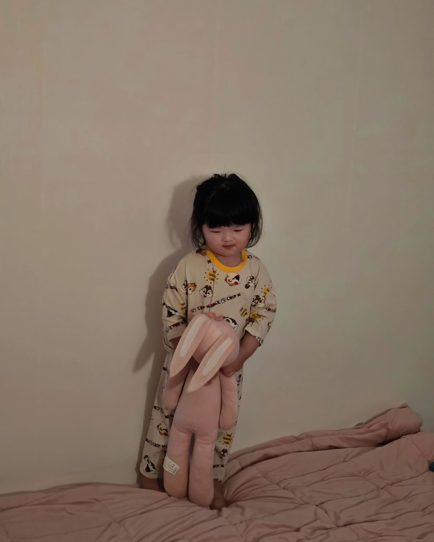 #gift hero._luv 

디즈니 캐릭터 패턴이 들어간 
귀엽고 예쁜 방방핏 실내복인데

특히 허리가 쫙쫙 늘어나서 너무좋아요(˘̩̩̩ε˘̩ƪ)

탄성없이 늘어나기만 하는 고무줄이 아니라서
마른아기~뚠뚠아기 모두 
편하고 이쁘게 입을수있어요!

-

얇은긴팔 패밀리파자마 
•칩앤데일 M

•SH 103cm 20kg

-

#아동복 #아동실내복 #키즈실내복 #패밀리룩 #패밀리잠옷 #디즈니 #디즈니실내복