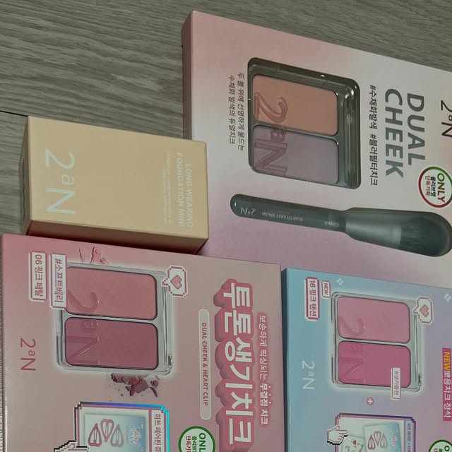 qlalfdlwl on Instagram: "안녕하세요
이번 게시물은 8월 투에이엔 올영픽 추천템을 가지고 왔습니다
제가 구매한 제품은 롱 웨어링 파운데이션 미니, 휴어 글래시 하이라이터, 듀얼치크 이렇게 3가지를 종류별로 구매를 해봤는데요
1. 투에이엔 롱 웨어링 파운데이션 [미니]
미백, 주름개선, 자외선차단 3중 기능성 화장품 이고 저는 베이비 복숭아톤 베이스를 구매를 했습니다
이 제품은 단독으로도 쓰기가 좋고 베이스 전 밑바탕 정돈이나 하이라이팅 용도로도 사용을 한다고 하더라고요
제가 화장을 하면 먼저 선크림을 바르고 톤업크림을 바르고 쿠션을 바라는데 선크림 위에 톤업크림 없이 파운데이션만 바르고 쿠션 없이 위에 바로 색조화장까지 할 수 있어서 너무 좋았어요 그리고 보통 저희 파운데이션 구매하면 용량이 큰 경우가 많았는데 이번엔 이렇게 미니로 나와서 적당히 쓸 수 있어서 좋더라고요 저는 원래 파운데이션이 저한테 안 맞는 편이라 고민을 많이 했었는데요 미니로 나와서 일단 너무 좋았고 사용도 해봤는데 피부에 발림이 너무 좋았습니다 아 그렇다고 해서 미니 사이즈만 있는 제품은 아니고 본품도 따로 있으니 참고하시면 좋을 거 같아요 무슨 색상이 본인에게 맞을까 고민되시면 미니로 구매해서 발라보시고 본품을 사도 좋을 거 같아요 그래서 저는 미니 다 쓰고 본품도 구매해서 더 쓰려고 합니다
2. 투에이엔 퓨어 글래시 하이라이터 13 Colors (단품/한정기획)
이번 제품은 올리브영 단독 기획세트라고 해서 타투 스티커도 증정으로 주신다고 하니 얼른 구매해보세요
제가 구매한 제품은 핑크벨, 피치빔, 프로스티 이렇게 구매를 했습니다 이 제품은 빛을 머금은 반짝 영롱 광채 속부터 맑게 비치는 투명 물먹광과 습식 제형으로 모공과 요철 부각 없이 매끈한 피부를 표현해준다고 해요 하이라이터는 제가 원래 쓰던 제품이 있었는데 이번 기회에 한 번 바꿔보았는데요 조금만 발라서 써도 느낌이 확 나더라고요 다른 제품에 비해 양을 조금만 쓸 수 있어서 저는 너무 좋았어요 종류가 다양해서 여러 제품 사서 그 날 입을 옷에 따라 맞춰서 바르셔도 될 거 같아요
3. 투에이엔 듀얼치크 17 Colors (단품/한정기획)
이 제품도 한정기획 세트로 하트 헤어핀과 타투 스티커가 들어있었어요 투에이엔 듀얼치크는 미세 블러 파우더로 모공과 요철을 보정한 듯 맑고 뽀용하게 연출을 할 수 있고 덧발라도 과하지 않게 맑고 투명한 생기있는 컬러도 연출을 할 수 있어요 그리고 나맞의 맞춤 필터로 원하는 제품도 가능합니다 매트한 제품도 있고 은은한 광채 연출 가루날림 없는 초미세펄이 있는 제품, 맑은 베이크드 파우더와 화사한 글리터, 요철 부각 없이 보송한 텍스처와 영롱한 글리터의 조합이 있는 제품들도 있어서 원하는 컬러로 사용하시면 좋을 거 같아요
저는 원래 블러셔를 한번도 안 해봤는데 이번 기회로 해봤어요 처음엔 어떻게 발라야하나 했는데 처음이라 그런지 어색하기만 하더라고요 그래서 SNS에서 동영상 찾아보면서 발라봤더니 훨씬 자연스럽게 발라지더라고요 출근이나 외출 데이트 할 때 각각 다른 제품들을 골라서 쓸 수 있는다는 생각에 좋더라고요 이 제품도 마찬가지로 양을 많이 발라도 과하다는 느낌이 없어서 좋았지만 적은 양으로도 바를 수 있어서 좋았습니다
이번 구매한 제품들 모두 저에게 마음에 들어서 사용하면 또 재구매를 할 거 같아요 보통 듀얼치크 이런 제품은 제가 원하는 색이 같이 없을 때가 많아서 구매하기 힘들었는데 올리브영에 직접 가서 색도 발라보고 하니 제가 원하는 제품들로만 딱딱 구성이 되어 있어서 너무 만족했습니다

#광고#올영픽#올리브영추천템#올영필수템#러브버블컬렉션#롱웨어링파운데이션미니#컬러플레이듀얼라이너"