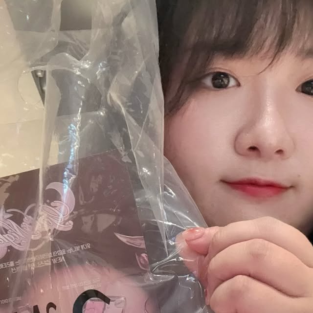 은경 on Instagram: "#광고 @2an_official 

팝업스토어 맛집이라고 불리는 더현대서울에 
요즘 가장 핫한 브랜드 #투에이엔 이 팝업스토어를 
열었다하여 빠르게 다녀왔어요

하이라이터와 블러셔가 특히 유명해서 젤 기대했는데 역시나 너무 영롱하고 반짝이는 무드감덕에 
저도 모르게 냉큼 구매해버렸답니다 ㅎㅎ

얼마전에 새로 출시된 #걸스나잇컬렉션 도 기대감이 무척 컸는데요! 색상 뿐만아니라 패키지도 넘 예뻐서 
투에이엔 정말 일 잘한다.. 라는 생각이 들었어요 

이번 팝업스토어에서 최대 40%까지 할인을 진행하여 정말 눈돌아가는 상황이 벌어졌단 사실..🥹
섀도우팔레트, 하이라이터, 틴트 이렇게 구매했어요! 

팝업 구매한 고객에 한하여 스쿱 이벤트도 진행하는데 이거 생각보다 어렵더라구요? 
하지만..! 저도 본품 틴트 2개 겟했답니다 ✌️

SNS 인증 룰렛 이벤트(2시, 6시) 이벤트도 참여할 수 있었는데요! 저는 본품 틴트를 받았답니다 

이번 겨울 데이트 코스로 투에이엔 팝업스토어 어떠세요? 👼

💗장소 : 서울시 영등포구 여의도 더현대서울 B2층 비클린
💗2024.12.5 (목)~2024.12.11 (수)
💗월~목 10:30~20:00
💗금~일 10:30~20:30

#투에이엔#2an#투에이엔팝업#걸스나잇컬렉션#듀얼치크#베러미아이팔레트#퓨어글래시하이라이터#더현대#더현대서울#더현대팝업#더현대비클린팝업#비클린팝업#팝업추천#팝업스토어#연말데이트"