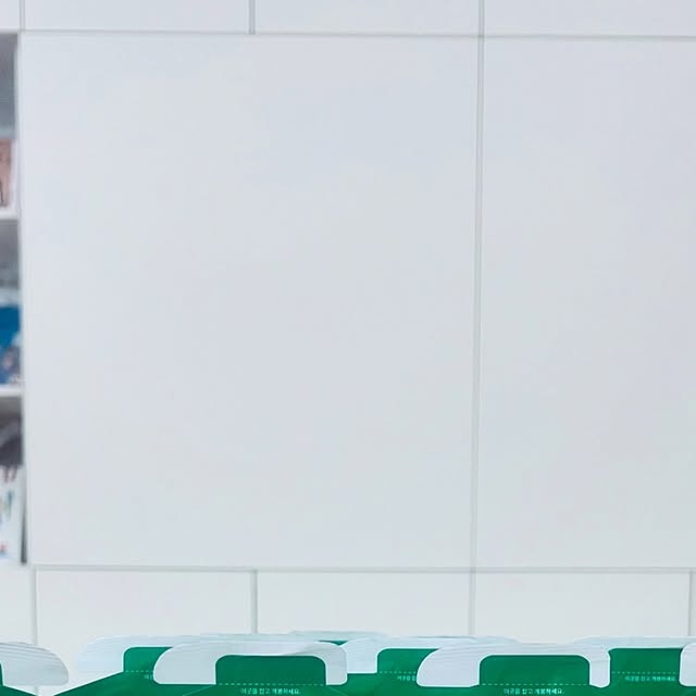 Moon on Instagram: "#광고 [인포헬] 포켓프로틴
청포도맛이고 1박스에 60g 10포가 들어있어요

주머니 속 간편한 프로틴 💪
포켓사이즈로 휴대성이 극대화 되어있어요 

WPI 순수 단백질로 
유당불내증에도 안심 섭취 할 수 있어요 🐥

운동 전후 즉각적으로 
에너지를 공급해서
빠른 에너지 보충이 되요 🍌

쉐이크통이 필요 없고 
혼합 없이 바로 섭취 할 수 있어요 🥑

유당 없는 프로틴을 찾는 헬스인
유당불내증 운동러에게 딱이에요 🐯

고마워요 또 봐요 @inpohel_official 

#광고#인포헬#포켓프로틴#간편프로틴#인포헬포켓프로틴#프로틴추천#프로틴"