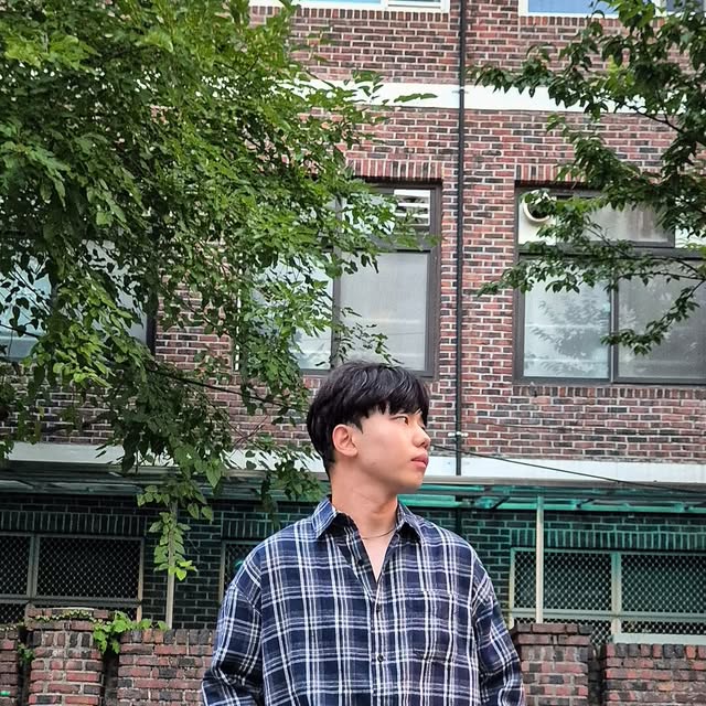 조성진 on Instagram: "#광고 여름 저녁에도 가볍게 입기 좋은 셔츠라 요즘 자주 손이 가더라고요🌿

스탠다드에러(@standarderror_official) / 레거시 빈티지 오버핏 포켓 긴팔 체크 셔츠

▪️ 빈티지한 체크 패턴이 흔하지 않아서 룩에 포인트 주기 좋았어요. 루즈한 핏이라 여유롭게 떨어져서 편안한 무드도 함께 느껴졌고요🙂

▪️ 얇고 부드러운 원단이라 반팔처럼 가볍게 걸치기 좋았고, 단추 몇 개 풀어 자연스럽게 연출해도 분위기가 살아났어요🍃

▪️ 저는 흑청 쇼츠랑 샌들 조합으로 편하게 매치했어요. 여름밤 산책이나 약속 자리에도 부담 없이 입기 좋은 셔츠라 추천드릴게요👕

#광고 #스탠다드에러 #standarderror #셔츠 #오버핏셔츠 #체크셔츠 #가을셔츠 #남여공용셔츠 #빈티지룩 #1+1패키지"