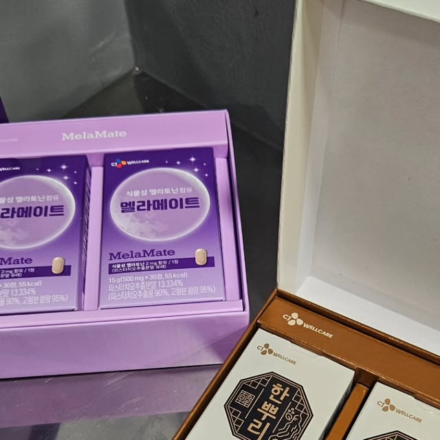 변 준혁 on Instagram: "#광고
간절기만 되면 확실히 몸이 쉽게 지치고 피곤함이 몰려오는 게 느껴지는데 특히 어르신 분들은 계절이 바뀔 때마다 기력이 약해지고 면역력도 떨어져서 작은 변화에도 건강에 적신호가 켜지니 걱정되는 마음에 한뿌리 윤옥고 & 멜라메이트 선물세트 부랴부랴 구매!🏃‍♂️

날씨가 더웠다가 갑자기 쌀쌀해지고, 일교차가 커지다 보니 몸이 적응을 못해서 자꾸 피곤하고, 피곤이 누적되면 일상생활에도 지장이 생겨서 피로 관리가 꼭 필요하다고 생각했는데 부모님 생각을 하다 보니 어떻게 하면 건강을 잘 챙겨드릴 수 있을까 고민하게 됐고, 그때 알게 된 게 바로 흑삼 윤옥고 스틱!🥰

흑삼 윤옥고 스틱은 이름 그대로 흑삼으로 꽉 채워 만든 건강 보조 제품인데, 100% 국내산 수삼을 9번 찌고, 9번 말린 특허 받은 흑삼농축액으로 진세노사이드의 흡수율을 높였고 흑삼은 예로부터 면역력 강화와 활력 증진에 좋은 재료로 알려져 있는만큼 기력이 떨어지기 쉬운 간절기 시즌에 어르신들이 드시기에 딱 맞는 제품이라는 생각!😀

실제로 먹어보니 진한 흑삼의 풍미가 느껴져서 먹는 순간부터 건강해지는 기분이 들고, 특히 한 포씩 스틱 형태로 개별 포장이 되어 있어서 휴대성이 너무 좋았고 가방이나 주머니에 쏙 들어가니까 외출할 때도 챙기기 편하고, 집에서도 하루에 한두 포씩 간단하게 꺼내 먹으면 돼서 어르신들뿐 아니라 바쁜 현대인에게도 잘 맞는 흑삼!🤤

또 하나 좋았던 점은 패키지 자체가 굉장히 고급스럽다는 거였는데 명절 선물이나 부모님 선물은 외관도 신경을 많이 쓰게 되는데, 흑삼 윤옥고 스틱은 프리미엄 패키지 디자인이라 받는 분이 딱 봐도 기분 좋아지실 만한 고급스러움!😉

내용물은 건강을 챙겨주는 흑삼이고, 겉모습은 선물용으로 완벽하게 준비된 느낌이라 명절에 부모님이나 친척분들께 드리기에도 좋고, 특별한 날 감사한 분들께 드려도 손색이 없을 것 같았고 누가받아도 호불호 없는 선물!🎁

그리고 흑삼 윤옥고 스틱과 함께 알게 된 게 멜라메이트인데 낮 동안 쌓인 피로를 풀어주는 데 도움을 주고 편하고 깊은 밤을 챙길 수 있게 해주는 식물성 멜라토닌 제품!😊

하루의 끝에서 숙면을 취하는 게 면역력 관리에도 직결되는 부분이라서 같이 챙겨 먹으면 훨씬 더 효과적일 것 같다는 생각이 들었고 특히 국내 최초 식물성 멜라토닌 구미 제형이라서 알약처럼 부담스럽지 않고 맛있게 간식처럼 섭취할 수 있는 게 큰 장점이라 구미 형태라서 먹는 즐거움도 있고, 자기 전 간단히 챙기기에 너무 간편!👍

게다가 멜라메이트는 나의 컨디션에 맞게 양을 조절할 수 있어서 안심이 됐고 어떤 날은 피로가 덜하면 조금만 먹고, 정말 지쳐서 푹 자야 하는 날은 적당히 늘려 먹을 수 있으니까 상황에 맞는 맞춤 루틴을 만들기에 좋았고 매일 반복되는 일상 속에서 숙면을 통해 제대로 회복하는 게 얼마나 중요한지 알기에, 흑삼 윤옥고 스틱으로 낮 동안 활력을 챙기고, 멜라메이트로 밤에 편안한 잠자리를 챙긴다면 건강 루틴이 완성되는 느낌!😄

흑삼 윤옥고 스틱은 낮 동안의 활력 보충과 면역력 관리에 도움을 주고, 멜라메이트는 밤에 피로를 풀고 깊은 잠을 선물해 주는 조합이라서 부모님뿐 아니라 20~30대, 직장인, 수험생까지 두루두루 챙기면 좋은 진하게 농축된 흑삼의 깊고 풍부한 풍미, 프리미엄 보양 진액을 스틱 한 포에 쏙 넣은 한뿌리 윤옥고 & 멜라메이트 선물세트 추천!❣️

#cj웰케어 #선물세트 #선물 #멜라메이트 #한뿌리 #윤옥고 #윤옥고선물세트 #추석선물세트 #명절선물세트 #멜라토닌 #흑삼 #흑삼선물 #부모님선물 #부모님명절선물 #명절선물 #스승의날 #추석 #명절 #추석선물 #경옥고효능 #경옥고스틱 #윤옥고 #윤옥고스틱 #명절선물세트 #식물성멜라토닌 #멜라메이트 #활력 #에너지 #면역"
