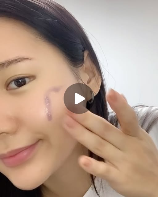 박혜정 on Instagram: "#광고

시카 & 비타 기프트 세트

1. 일본 라인 기프트샵 런칭 기념 한정 수량 할인 판매중이에요

2. 진정 + 비타 세트 이유
트러블 진정 케어 + 트러블 흔적 케어
원래 트러블이 없었던 것처럼 말끔한 피부로 케어가능해요!

3. 비타민 스킨케어 제품은 자극이 심해(자외선에 약함) 데일리 케어로는 부담스럽고
진정 앰플 + 비타 앰플에도 진정성분이 함유 → 자극 없이 데일리 케어 가능해요~

- 시카 아줄렌 진정 앰플

1. 5가지 병풀 + 어성초 성분으로 민감 피부도 자극 없이 트러블 진정 케어 가능해요~!
자연 유래 성분들로 배합 → 오래 사용해도, 민감성 피부라도 자극없이 사용 가능해요

2. 프리미엄 아줄렌 성분으로 피부 장벽을 튼튼하게
트러블이 반복되지 않는 건강한 피부 가능하고
1kg 당 수백만원 하는 고급 원료를 사용하였어요

3. 뉴로라이트 61G - 미백 특허 원료
바다수선화 추출 성분으로 다크 스팟/색소 침착 케어

4. 식약처 인증 미백+주름개선 이중 기능성 화장품

5. 인공색소/향료 없는 순수 천연 보라빛 제형

- 비타 화이트닝 베네피셜 앰플

1. 기미/잡티/트러블 흔적 이별 공식
모든 트러블은 흔적을 남김 → 색소 침착, 주근깨, 기미, 늘어진 모공 등 
진정 후 남은 트러블 흔적, 바르는 비타민으로 해결 가능해요

2. 순수 비타민 C + B
자극이 강해 데일리 케어로 부담이 있는 비타민 앰플의 단점을 보완하며
기미 잡티 피부결 피부톤 한 번에 케어 가능해요
비타민 B : 전체적인 피부 톤업 (성분 :  나이아신아마이드, 판테놀)
비타민 C : 짙은 기미 잡티 개선 (성분 : 3-O-에틸아스코빅애씨드, 아스코빅애씨드)

3. 데일리 진정 미백 케어 가능
진정/장벽 성분까지 담아 자극감을 최소화해 낮, 밤 데일리 사용이 가능한 비타 세럼
진정 : 알란토인 + 판테놀 + 세라마이드엔피 
비타 : 비타민C 유도체 + 순수비타민C + 나이아신아마이드

4. Anti Sebum P
자연 유래 특허 성분으로 민감성 피부도 자극 없이 미백/흔적 케어 가능
피지선 조절
항산화 성분
단단해진 피지로 인해 늘어진 모공 축소 효과

5. 비타민 세럼 특유의 텁텁함과 끈적임 없는 산뜻하고 수분감 터지는 에센스 제형

6. 식약처 인증 미백+주름개선 이중 기능성 화장품이에요~~!!

#광고
#임피엘
#임피엘앰플
#임피엘시카앰플
#아줄렌앰플
#임피엘비타앰플
#모공앰플
#기미앰플
#미백앰플
#수분앰플
#진정앰플
#앰플
#앰플추천
#비타민C앰플
#비타민C세럼"