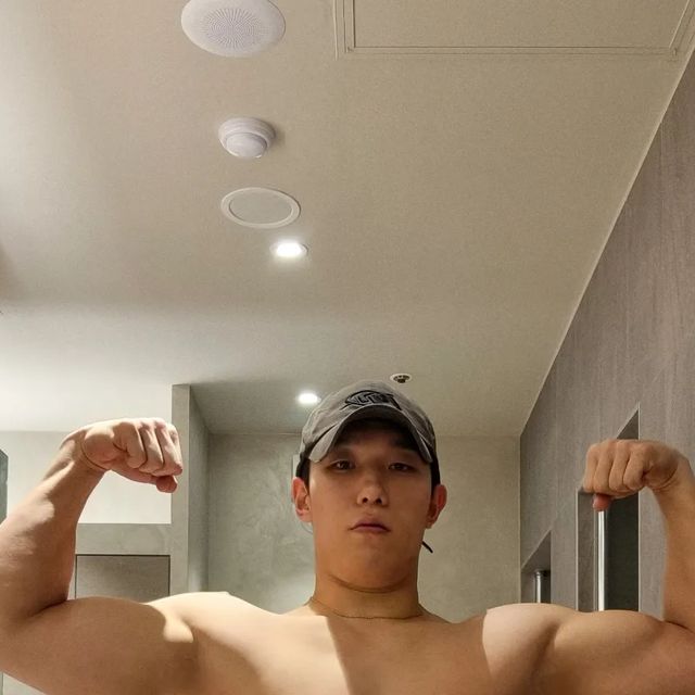 운동하는 탑건 l 보디빌더 준시나 on Instagram: "하늘은 높고 나는 살찌는 계절😋
-
다이어트 한번하고 린매스업 고고링
-
러닝도 재미붙여서  뛰러나가야지💪

#롸잇히어 #right_here"
