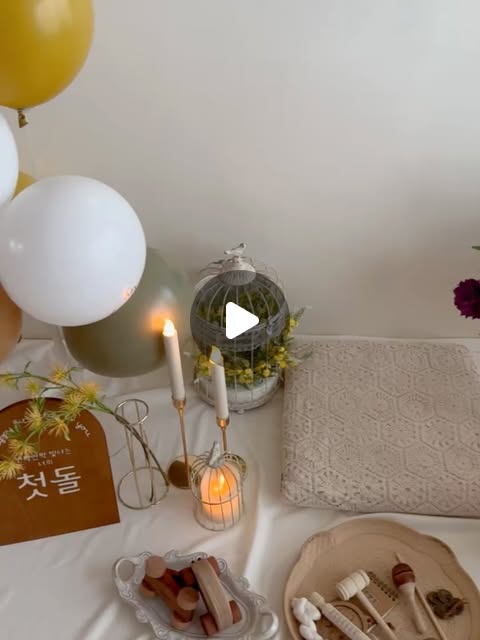 해원이네 이모저모 ❥ on Instagram: "#광고 • 랄라래빗 돌상 대여 너의 정원

12월에 첫 생일을 맞이한 해원이
집에서 기념 사진을 남겨주고 싶던 차에 랄라래빗에서 너의 정원 돌상을 대여해주셨어요

하나하나 정성스럽게 포장되어 온 감성적인 소품들, 
풍선도 구성에 포함이라 너무 구성이 풍성하더라고요
덕분에 해원이 사진도 귀엽게 잘 남겼어요

돌잡이 소품도 있어서 판사봉 잡은 해원이 모습 잔뜩 찰칵찰칵 📸

최대한 해원이의 순간 순간을 많이 남겨주고 싶어서
집에서 셀프 촬영을 많이 시도하는 편인데
랄라래빗 셀프 돌상 대여는 정말 소품 퀄리티부터 세심한 포장까지 너무 만족해서 무조건 추천드리고 싶어요 ..♥

/ @lallarabbit 

#돌상대여 #백일상대여 #생일상대여 #셀프돌상 #셀프백일상 #파티소품 #파티테이블 #돌상소품 #돌상추천 #백일상추천 #랄라래빗"