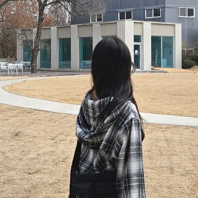 정이핏 on Instagram: "#광고 요즘 유행이라는 후드 셔츠 🤍 루즈핏 + 후드 + 빈티지 체크 조합이라 더 예쁨 ! 후드 덕분에 단독은 물론, 레이어드해서 입기도 좋더라구요. 🏷 top : vivabrown @vivabrow