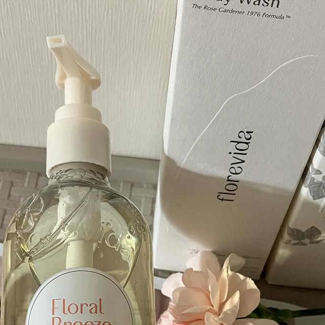 ☁️ on Instagram: "#협찬 🌹플로레비다 더로즈가드너 향기 좋은 비건 바디워시 🌹 정가 23,000 ▶️세일가: 21,000 [향] 다마스크 장미 캘러스 배양 추출물과 장미 발효 오일로 싱그러운 향이 가