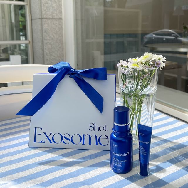 🌸꽃태희🌸 on Instagram: "#광고

모공 제품의 명가 메디큐브에서
#엑소좀샷모공앰플  한정판이 대용량으로 새롭게 출시가 되었어요💙

보통 엑소좀은 롤러를 사용해야지만
이제품은 그냥 바르기만 하면 끝!

나이트케어 기초 첫 단계때 바르고 보습 제품 발라주면
되기 때문에 너무 쉬워요ෆ˙ᵕ˙ෆ

다음날 일어나면 쫀쫀해진 피부를 느낄수가 있더라구요!

최근 잠못자서 밤새는 날이 많았는데
이제품 사용후 결이 매끈해지는걸 확인 할수있었답니다💙

이제 집에서 쉽게 관리하자구요!

#메디큐브#메디큐브엑소좀샷#메디큐브모공앰플#모공앰플#메디큐브엑소좀샷모공앰플#메디큐브엑소좀앰플#엑소좀샷모공앰플#모공줄이는법#모공템추천#모공관리"