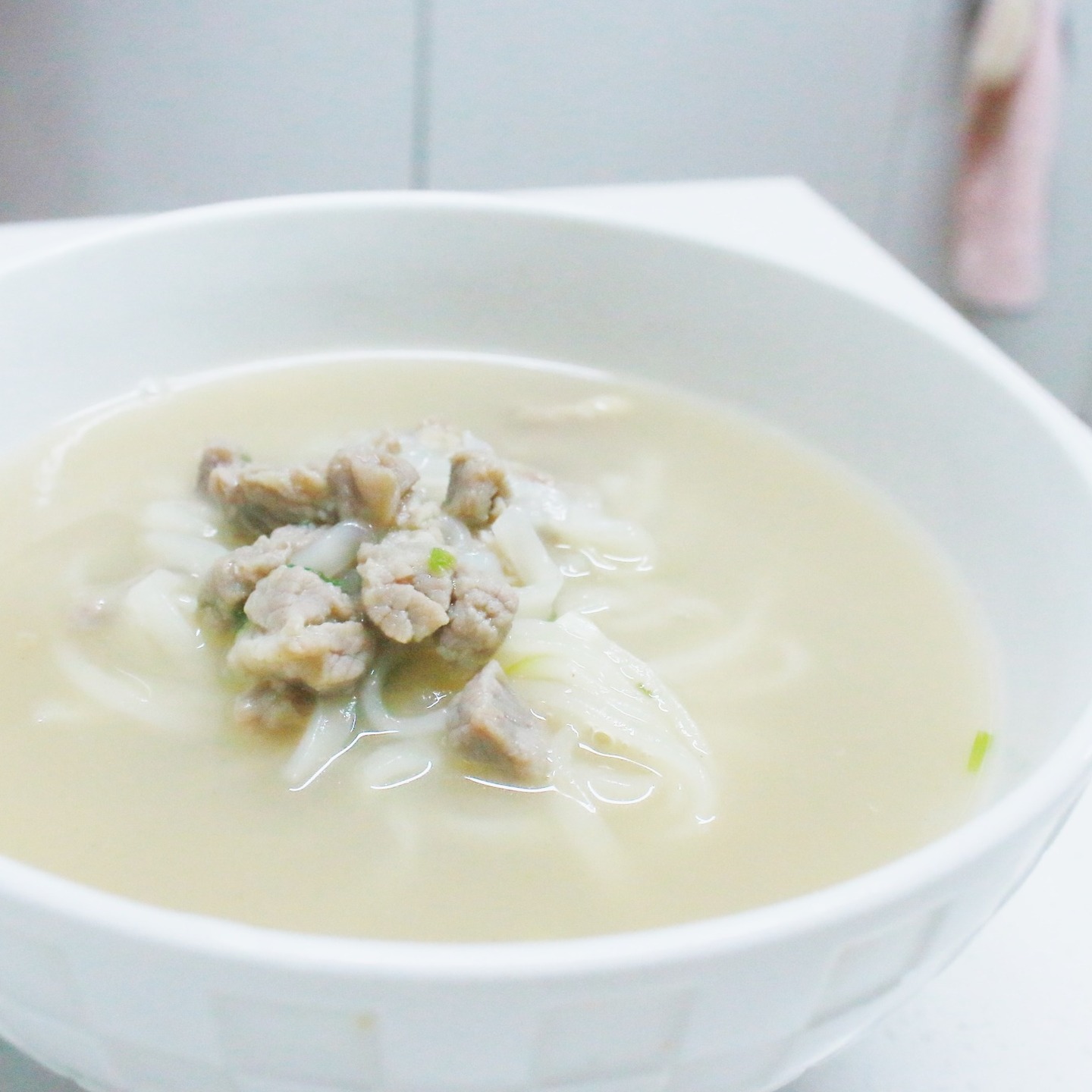 ❄️ 추운 날씨에 딱! 더미식 안동국시 사골칼국수 🍜

오늘 같은 쌀쌀한 날, 따뜻한 국물이 생각나지 않으세요?
저는 집에서 간편하게 끓일 수 있는 더미식 안동국시 사골칼국수로 힐링했답니다.
진한 사골 국물에 고소한 양지 고기까지 더해져, 전문점 부럽지 않은 한 끼였어요! 💛

🍜 더미식 안동국시, 왜 특별할까?
20시간 푹 끓여낸 진~한 사골 국물에
부드럽고 쫄깃한 면발이 어우러져 정말 든든한 맛이에요.
건더기로 들어 있는 양지 고기는 촉촉하고 부드러워서,
고기국수의 매력을 제대로 느낄 수 있었답니다.

✨ 조리법도 간단해요!
국물만 끓이고, 면과 건더기를 넣어 4분 30초만 더 끓이면 끝!
마지막으로 풍미유를 살짝 넣으면 깊고 고소한 맛이 한층 더 살아나요.
상온 보관이 가능해서 언제든 꺼내 먹기 좋아요.
추운 겨울, 집에서 간편하게 즐기는 미식의 즐거움!

💬 먹어본 소감
국물이 진~하고 고소해서 한 그릇 뚝딱했어요.
김치 한 조각만 곁들여도 완벽한 조화라서 따로 반찬이 필요 없더라고요.
아이부터 어른까지 모두 좋아할 맛이라 온 가족이 즐기기 딱입니다.

💡 추천 포인트
✔️ 집에서도 전문점 퀄리티의 국수를 즐길 수 있다는 점
✔️ 상온 보관이 가능해 언제든 간편하게 끓일 수 있다는 점
✔️ 깊고 진한 사골 국물에 쫄깃한 면발이 일품

❄️ 오늘처럼 추운 날씨엔 더미식 안동국시로 마음까지 따뜻하게 채워보세요!
맛있는 고기국수로 가족들과 함께 따뜻한 시간을 보내는 것도 참 좋을 것 같아요. 😊

#더미식 #안동국시 #사골칼국수 #고기국수
#간편요리 #집밥추천 #미식의즐거움 #칼국수추천