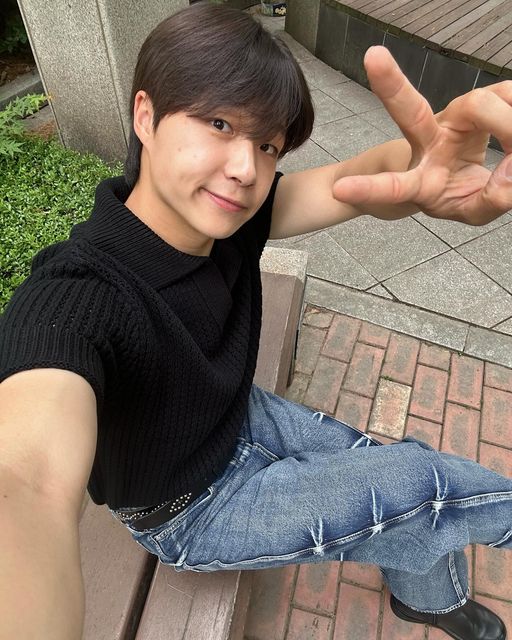 구교준 on Instagram: "#광고 
간만에 재밌는 과제물 .😎

이번에 아이러니포르노 에서 예쁜 반팔 니트 보내주셔서 재밌게 촬영 합니다.
여유로운 오버핏과 통기성이 좋아 여름에도 시원하게 입기 좋고 
세탁을 하거나 보관을 할때 형태 변형이 적어 꺼내입기 편한 옷입니다 .
프로필에 태그 해놨으니 들어가셔서 한번씩 보고 가세요 ~~٩(๑>∀<๑)۶ 
착장 궁금하시면 DM 주세요 알려드릴게요 ~!

#아이러니포르노화이트라인  #아이러니포르노 #남여공용  #데일리룩 #니트 #KNIT #워셔블 #니트추천 #펀칭니트"