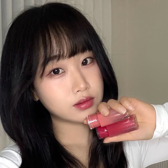 영희 on Instagram: "#광고 @2an_official 투에이엔에서 새롭게 출시된 사탕을 머금은 듯 쫀득탱글한 광이 너무 예쁜 글레이즈 바운싱 틴트 ⋆𐙚₊˚⊹♡ 맑게 올라가는 색감과 탱글한 광이