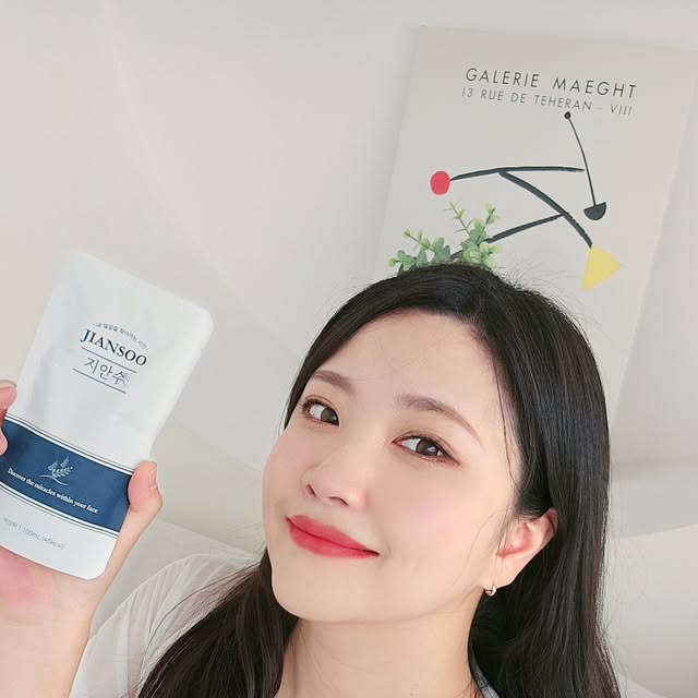 리쿠 ♡̆̈ on Instagram: "#협찬
맵고 짠 음식을 좋아해서
아침마다 몸이 묵직 ㅋㅋ
얼굴도 퉁퉁 부어 있는 너낌이에요
.
요즘은 모닝커피 대신
원물 최고 함량의 파우치형 붓기차
위드랩스 ❤지안수❤로 아침을 맞이하고 있어요!
.
100% 국내산 원료 사용
호박, 옥수수수염, 둥글래농축액, 맥아,
배, 대추농축액, 오미자, 헛개나무, 사양벌꿀
3종 혼합유산균사균체분말 함유!
자연원물+유산균의 배합!
액상차 타입으로 빠른 흡수율을 자랑해요
.
호박이 들어가 단맛이 느껴지는 그런 차!
붓기는 물론 숙취해소에도 좋다해요!ㅋㅋ
파우치로 되어 있어 한 포씩 들고 다니기도 좋아요
.
국내산 원물 100% 프리미엄 차 '지안수'
원재료부터 입에 닿는 파우치까지 TEST 완료
입에 닿는 파우치까지 살균 과정을 거친
안전한 제조과정으로 믿고 마실 수 있어요🥰
.
@withlabs
#지안수 #호박차 #호박즙 #출산후관리 #붓기관리 #숙취해소"