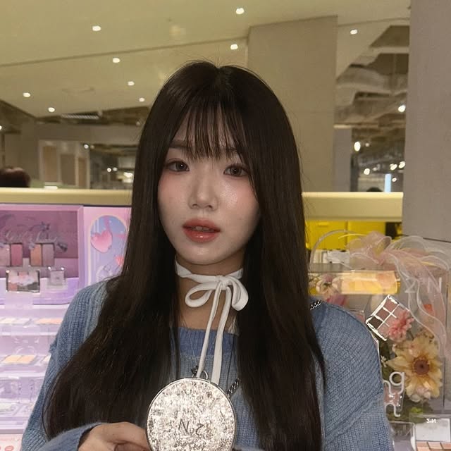 밍 on Instagram: "#광고 완벽한 홀리데이나잇 완성하기✨

@2an_official X @itfyrvk_ 

더현대 비클린에서 진행된 투에이엔 팝업 다녀왔어요!
얼마전 런칭한 걸스나잇 컬렉션은 보자마자 홀려서 왕창 구매했답니다..🤍

사실 최대 40% 할인이라서 부담없이 다 담았어요!

스쿱이벤트도 진행중이어서 구매한것보다 받은게 더더욱 많았답니다아

이번 연말 메이크업은 투에이엔으로🤍✨

#투에이엔#2an#투에이엔팝업#걸스나잇컬렉션#듀얼치크#베러미아이팔레트#퓨어글래시하이라이터#더현대#더현대서울#더현대팝업#더현대비클린팝업#비클린팝업#팝업추천#팝업스토어#연말데이트"