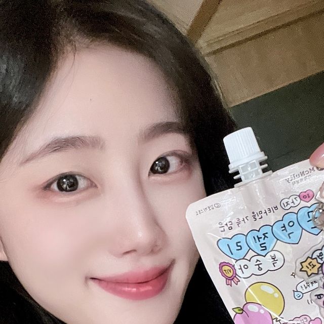 O__xzzi/ 광주전남놀거리 / 어디갈까 / 데이트코스추천 / 맛집술집추천 on Instagram: "#협찬 김토끼와 맥널티의 콜라보인 맥널티 곤약젤리는 비타민 10종 하루 권장량 100%를 한번에 채워줘서 편리해요~ HACCP인증 공장에서 제조했고, 간편하게 즐길 수 있는 파우치 형태의 포장이라 가방에 쏘옥 넣어서 다닐 수 있고, 무엇보다 귀여운 김토끼보면서 힐링해떠여🐰🫧🤍

달콤한 복숭아 맛 젤리가 어떻게 8칼로리에  제로슈가일 수 있죠?! 달콤하지만 당 걱정 없는 제로슈가가 맘에 들어욤🍑

#맥널티 #맥널티커피 #카페맥널티 #김토끼 #곤약젤리 #다이어트젤리 #다이어트 #복숭아젤리 #비타민 #건강한간식"