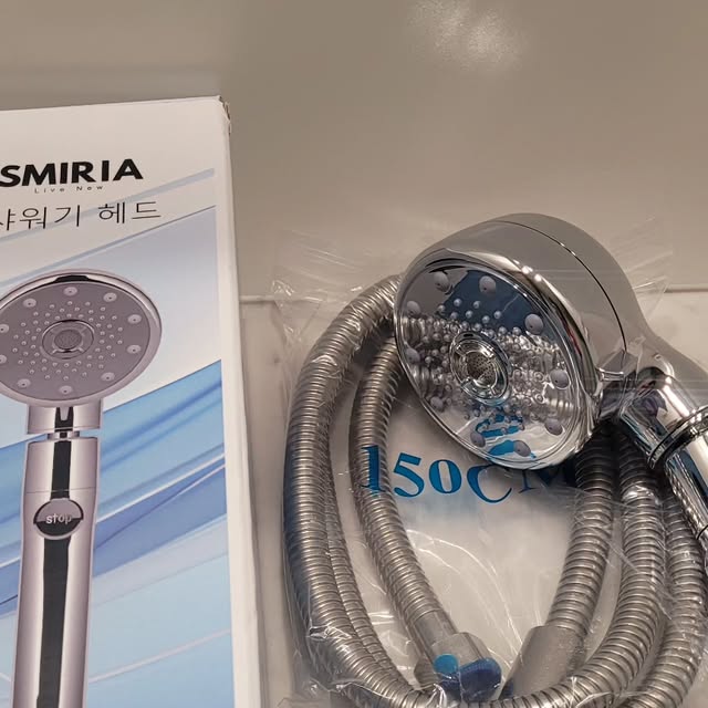 먹보대장 on Instagram: "✨ 샤워기 하나로 일상의 질이 달라진다?! 🚿

요즘 수압 때문에 답답한 샤워 시간을 보내셨다면, 이제 해결 완료! SMIRIA 수압상승 샤워기 헤드로 드디어 스트레스 해방. 😆 

📦 구성부터 깔끔
박스를 열자마자 정갈하게 정리된 구성품이 딱! 
1.5m 호스 포함이라 추가 구매 걱정도 **제로** ✨ 

🔧 설치? 1분이면 충분
DIY 초보도 OK! 렌치 필요 없이 그냥 돌려 끼우면 끝. 
호스 연결도 클릭~ 돌돌~ 세상 간단🤩 

💦 수압 폭발! 5단 분사모드 탑재
✔ **미스트 모드**: 촉촉하고 부드러운 수분 충전 🌫 
✔ **집중 수압 모드**: 두피 마사지하는 기분?! 💆‍♂️ 
✔ **샤워+청소 겸용 모드**: 반려동물 목욕도 OK 🐶🐱 
✔ **절수 기능** 덕분에 물세도 절약, 친환경까지 챙김 🌍 

🎨 디자인 감성까지 완벽*
스유광 실버톤 + 매끈한 바디로 욕실 인테리어 업그레이드 완료 🏡 

🛠 내구성도 탄탄
✔ 튼튼한 재질로 오래오래 사용 가능 
✔ 유연한 호스로 샤워 중 걸리는 느낌 **NO** 
✔ 단단한 고정력으로 흔들림 없이 안정감 업! 

💡 추천 대상
✅ 수압 약해서 고생 중이라면 필수템 
✅ 욕실 감성까지 챙기고 싶다면 강추 
✅ 반려동물 목욕용으로도 딱 

🎁 집들이 선물 고민 중? 답은 여기!
완전 만족한 만큼 주변에도 추천 각! ㅋㅋ ✨ 

#광고#SMIRIA 샤워기#절수 샤워기#안마 기능 샤워기# 5단조절#SMIRIA 샤워기헤드#수압상승#샤워기추천#욕실인테리어#고양이샤워기#강아지샤워기#집들이선물#샤워기 추천#샤워기교체#반려동물샤워#광고#욕실#수압상승샤워기#샤워기추천"