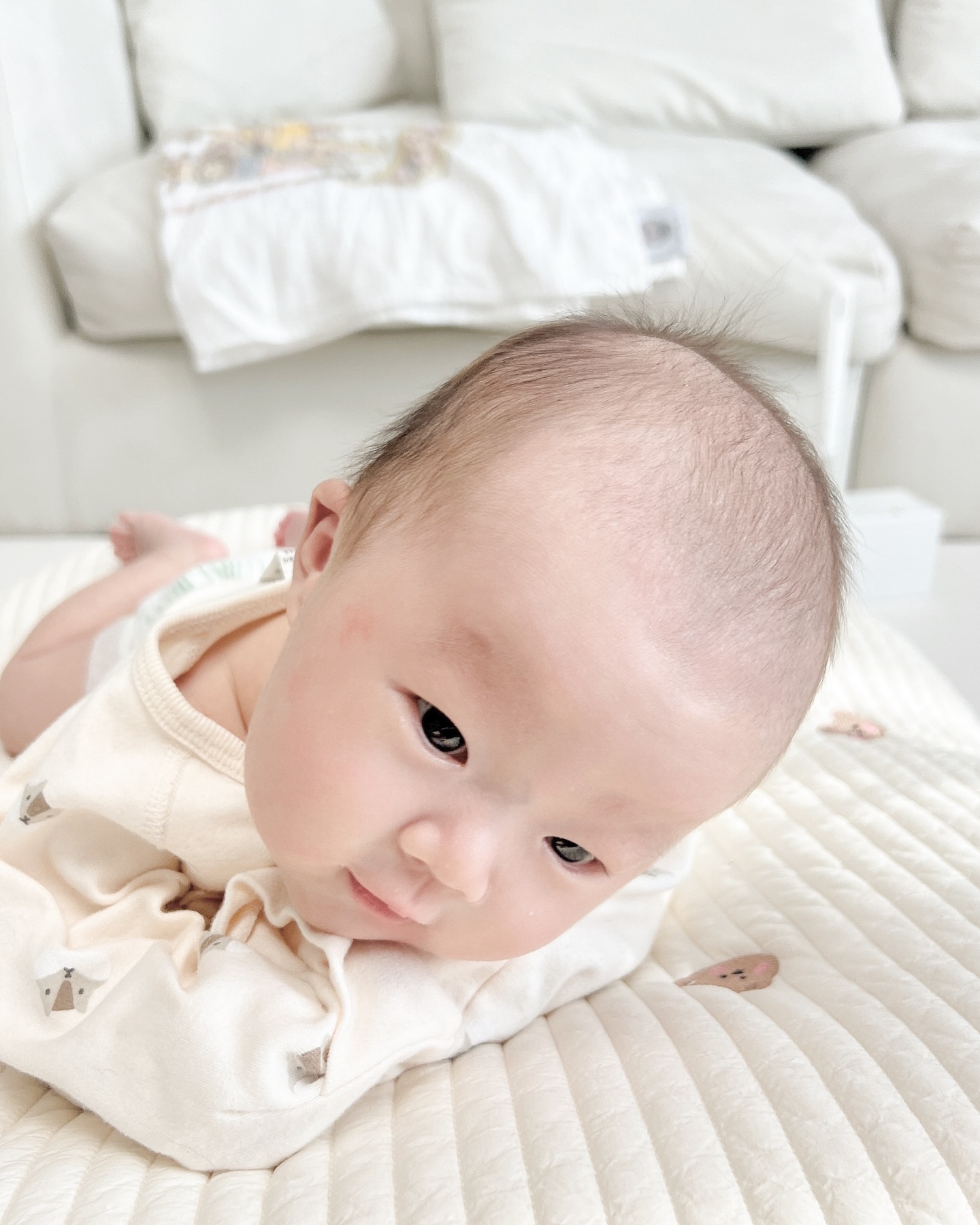 우리 아가 생후 50일 시절 ,,💛🧡
태열 생기기 전이라 뽀송했네 
첫 터미타임 시켰던 날이었지.. 😍