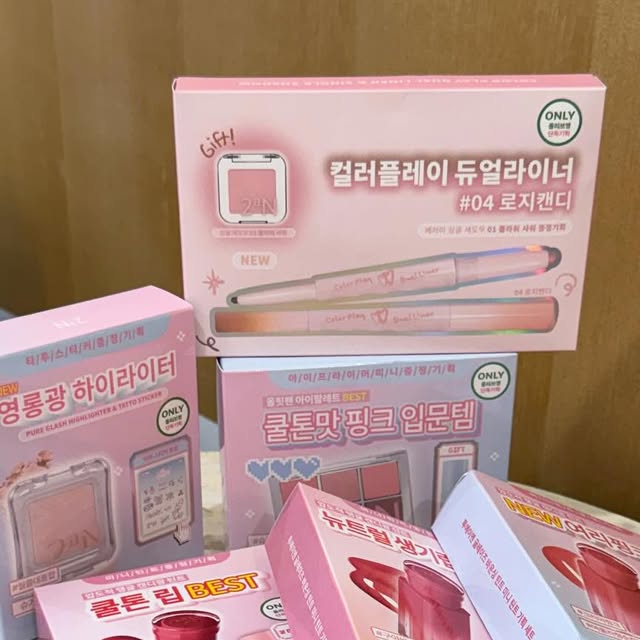 곽재련(郭載連) on Instagram: "#광고 🎀 For light & Bright  ⋰˚☆ 🎀

⭐️투에이엔 메이크업 제품 리뷰⭐️

✨롱 웨어링 파운데이션 미니 20호 복숭아
 - 칙칙한 피부에 생기를 더해주는 뽀얀 톤업 효과가 특징
  단독으로도, 베이스 전 밑바탕 정돈
  또는 하이라이팅 용도로도 활용 만점

✨듀얼 치크 17호 버블 하트
 - 통통튀는 뽀용 아이돌 팝핑크
  봄브라이트, 여름브라이트 추천템

✨글레이즈 바운싱 틴트
03 레이지
#쿨베이스 #쿨누드 
05 버블리
#뉴트럴라이트 #생기핑크 
09 캔디 츄
#쿨브라이트 #프레쉬체리 
16 슈가 버블
 #크리미핑크 #밀키베리 

✨베러 미 아이팔레트 16호 버블 캔티
 - 달콤한꿈을꾸는듯
  캔디팝핑크아이팔레트

✨퓨어 글래시 하이라이터 IV01 슈가베일
 - 달콤하게 감싸는 아이보리 빛 설탕광
  습식 제형으로 모공과 요철 부각 없이 매끈한 피부 표현

✨컬러 플레이 듀얼라이너 04 로지캔디
 - 3mm슬림음영라이너로트임과
  5mm펄라이너로통통한애굣살연출

✔️2만원 이상 구매시 버블 파우치 or 리유저블백 증정

🫒올리브영 추천템 라인업🫒
러브 버블 컬렉션 (6종)
롱 웨어링 파운데이션 (4종)
컬러 플레이 듀얼 라이너 (5종)

#올영픽 #올리브영추천템 #올영필수템 #러브버블컬렉션 
#롱웨어링파운데이션미니 #컬러플레이듀얼라이너"