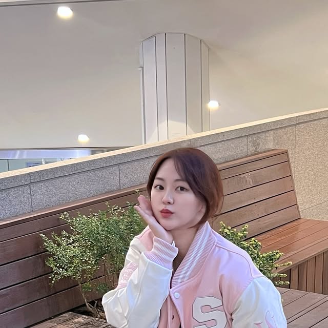 찌유.zip🏡 on Instagram: "#스탠다드에러 팬츠는 늘 편해 ٩(๑❛ᴗ❛๑)۶🩵 캣브러시워싱기법으로 제작된 와이드팬츠라서 어느 코디에도 휘뚤마뚤 잘어울리는 건 안비밀이에요!🤫 #STANDARDERRO