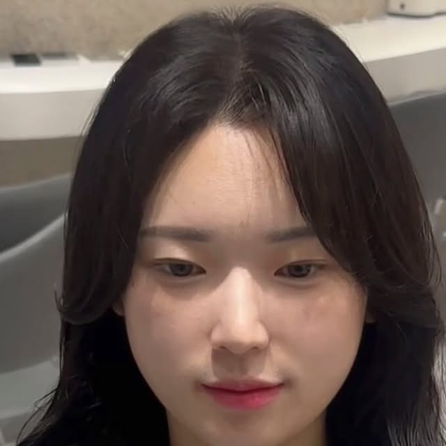 이민영 on Instagram: "#광고 유메즈헤어 천호점 유아 디자이너님✨

긴 생머리에 변화를 주고 싶어서 유아 디자이너님을 찾아뵀어요!
문 여는 순간에 인테리어가 너무 깔끔해서 좋았는데 디자이너분들이 친절하게 맞이해주셔서 더 기분 좋게 머리하고 나왔네요 ㅎㅎ
디자인 상담도 친절하게 잘해주시고 여러모로 친절하게 잘 챙겨주세요
머리가 얇고 숱이 없는 편이라 파마할 때마다 컬도 잘 안나오는 편이였는데 이번 머리는 너무 마음에 드네요!
시술 시작부터 끝까지 너무 편안하고 기분 좋게 잘 하고 나왔습니다
마지막 셋팅할 때 관리법도 친절하게 알려주셔서 너무 좋았네요 파마 풀릴 때쯤 또 머리하러 올게요 고생하셨습니다-♥
@umez_youa @umez_official 
.
.
.
#천호미용실#강동역미용실#허그컷 #레이어드컷#태슬컷#슬릭컷#슬릭펌#매직#컬러#염색#레드브라운#레드#강동구미용실#천호역미용실#젤리펌#페이크블랙#톤다운"