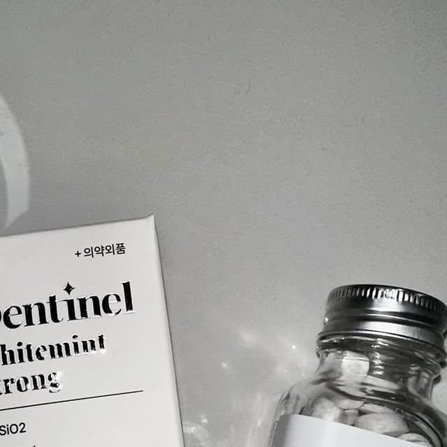 Y on Instagram: "#광고 @dentinel_official 

이번에 [덴티넬] 프리미엄 고체 치약
을 협찬받아 사용해봤어요🪥
사실 처음엔 고체 치약이라서 조금 생소했는데,
써보니까 생각보다 훨씬 편하고 깔끔하더라구요😆💧
작은 알약처럼 한 알씩 쏙 빼서 씹은 다음 양치하면,
거품도 풍성하게 나고 입안 전체가 개운하게 정리돼요👏
특히 불소가 함유되어 있어서 치석 예방과 화이트닝 효과까지
동시에 챙길 수 있다는 점이 정말 마음에 들었어요💎
요즘 커피 자주 마셔서 치아 착색이 걱정됐는데,
며칠 써보니 치아가 확실히 더 맑아진 느낌이에요☕✨
무엇보다 튜브형 치약처럼 눌러 짜지 않아도 되고,
여행이나 외출할 때 한 알씩 챙기기에도 너무 간편해서 위생적이에요✈️
입 냄새나 텁텁함도 줄어들어서
아침에 양치할 때마다 상쾌함이 다르더라구요🌿
플라스틱 튜브를 사용하지 않으니 환경까지 생각한
착한 제품이라 더 만족스럽네요🌏💚
이제는 평범한 치약으로 돌아가기 힘들 것 같아요ㅎㅎ
고체 치약 처음 써보시는 분들도
덴티넬 제품으로 시작해보시면 깔끔함에 반하실 거예요🫶🪥✨

#덴티넬 
#고체치약 
#치아미백 
#치석관리"
