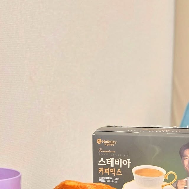 반짝반짝 빛나는 🌌 자경 🎶 on Instagram: "#광고 주말 아침 여유롭게 크루아상과 커피 한 잔, 이렇게 완벽한 조합이 또 있을까요? ☕🥐 ⠀ 이번에 함께한 커피는 바로 #맥널티 스테비아 커피