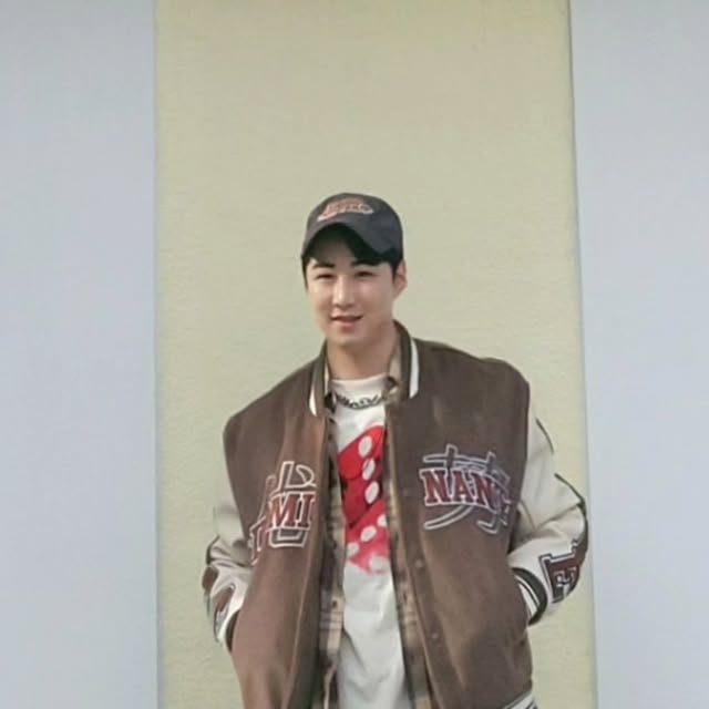 최보석 on Instagram: "#광고 . . . #스탠다드에러 87-STAN047 벌룬핏 워싱 와이드 데님팬츠 빈티지옐로우블랙 💛 봄날씨 🌸 오늘 만은 대학생 느낌으로 😆✨️ 코디 https://www.musinsa.com/products/4710010