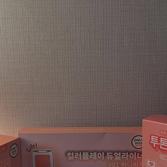 일상 on Instagram: "#광고#올영픽#올리브영추천템#올영필수템#러브버블컬렉션#롱웨어링파운데이션미니#컬러플레이듀얼라이너 

❤️투에이앤 화장품에 푹 빠졌어요.
투에이앤 클레이싱 바운싱 틴트는 건조한 입술을 빛나고 촉촉하게 만들어줘서 데일리 템으로 제격이에요!!
❤️롱웨어링파운데이션미니 4종 중 19호, 20호  사용해봤어요.
❤️수부지에 민감성 피부에도 잘 맞고 커버력 중상, 지속력 상
가격대비 제품기능이 좋아서 나중에 재구매 할 제품입니다!
❤️컬러플레이듀얼라이너 발림성 좋고 애교살과 삼각존 채우는데 애용하고 있어요.
❤️ 듀얼치크 02 러브로지 연핑 색깔 너무 취향저격이에요.
❤️ 베러미 아이팔레트 기획세트라 새도우 지속력 높이는 제품도 있어 참 좋아요. 크기도 적당해서 가지고다니기 편하고 색감 조합도 좋아서 넘 만족하면 사용중 입니다."