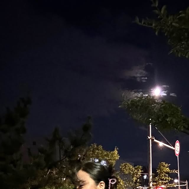 복승이🍑 on Instagram: "#광고 #무신사 @standarderror_official 

🌕 밤공기와 찰떡인 체크 셔츠 하나🍃
곧 다가오는 가을밤 산책길에 찰랑이는 원피스 위에
툭 걸쳐 입으면 멋스러움과 따뜻함까지 다 챙길 수 있어요

빛에 따라 달라지는 빈티지한 네이비톤,
루즈하게 툭 떨어지는 핏이 진짜 예술이에요🖤
얇고 부드러워서 간절기에 딱. 

남녀공용이라 커플룩으로도 너무 예쁠 듯!
사진보다 실물이 더 마음에 들었던 셔츠🫶
스트릿한 느낌도, 로맨틱한 무드도 다 되는 만능템.

📌 제품 정보
스탠다드에러 87-STAN081 원포켓 빈티지 오버핏 긴팔 체크 셔츠 (NAVY)

#스탠다드에러 #STANDARDERROR #남여공용셔츠 #셔츠 #셔츠추천 #긴팔셔츠 #오버핏 #체크셔츠 #간절기셔츠 #옷리뷰 #패션리뷰 #협찬모델 #패션협찬 #옷협찬"