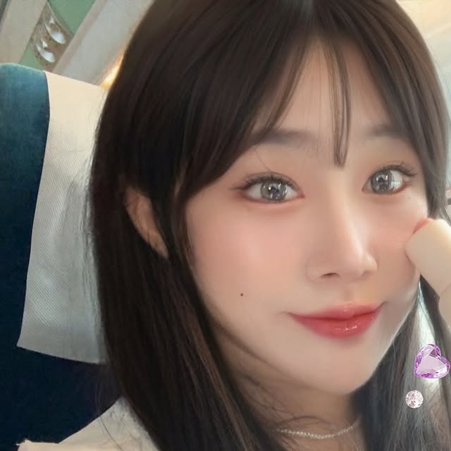 🥐🍑빵뎡🍑🥐 l 운동하는 빵순이 on Instagram: "오늘 #색조 #메이크업 은 #2aN 제품으로만! 어떤데~~~
#투에이엔 블러셔 메컵샵실장님추천템인디..다들써보ㅏ
지금들고 있는 파데는 미니미해서 오늘의 나처럼 여행갈때딱이라구!
그리고 이정현 하고있는 하트삔.. 화장품사니까줌ㅋㅋㅋღ 졸귀지
지금 바로 올리브영에서 만나요 💗 ˖࣪｡･:*:･ﾟ★,｡･:*:･ﾟ☆ 

#광고#올영픽#올리브영추천템#올영필수템#러브버블컬렉션#롱웨어링파운데이션미니#컬러플레이듀얼라이너#올영#올리브영#올리브영추천템"