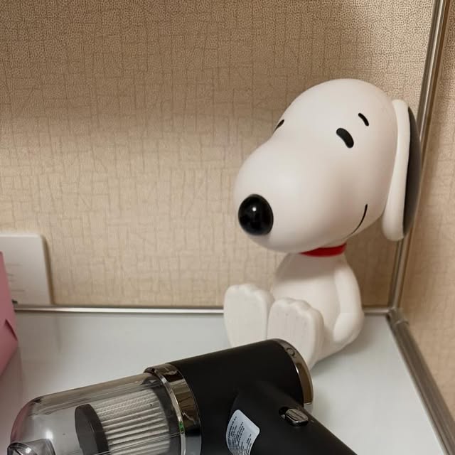울산제이언니 on Instagram: "#광고 요즘 청소기 종류가 많지만, 
ebeiya 다용도 핸디청소기는 
작지만 확실히 성능 좋은 제품이에요.

손에 쏙 들어오는 크기라 사용감이 좋고,
가볍고 어디에 두어도 어색하지 않아 집에서도
차량에서도 활용하기 편했어요.

흡입력도 생각보다 강해서 
책상이나 선반 위 먼지 청소용으로 딱이에요. 
큰 청소기 꺼내기 귀찮을 때 이걸로 쓱쓱 정리하면 끝. 
키보드 틈, 창틀, 소파 사이 먼지까지 깔끔하게 청소돼요.

기본 노즐 외에 틈새 노즐, 브러시형 노즐까지 구성도 알차서 
용도에 따라 다양하게 활용할 수 있었고, 
실제로 써보니 “작지만 강하다”는 말이 딱 어울리더라고요.

작지만 존재감 확실한 미니 청소기 추천해요!

@smiria_official 
#다용도핸디청소기#무선청소기#소형청소기 #미니청소기#반려동물청소기#소파청소기#흡입력좋은청소기#무선청소기#강력흡입#ebeiya청소기"