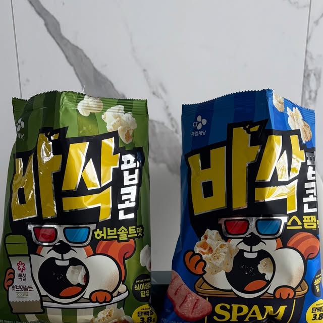 정원럽 on Instagram: "#광고#스낵
집에서 간식으로,
OTT보면서 즐겨먹는
CJ 제일제당 바삭팝콘
스팸맛, 허브솔트맛

바삭바삭한 팝콘 식감에
적당한 짠맛과 고소함이 잘 어우러져요

허브솔트맛은 특유의 허브맛과
소금맛이 같이 느껴지는데
너무 짜지 않아서 계속 손이 갔어요

스팸맛은 단짠의 맛이 느껴지면서
스팸의 향이 삭 스치는데
너무 맛있더라구요

이렇게 맛있는데 식이섬유와 단백질까지
들어있어서 더욱 마음에 들었어요

팝콘 좋아하시는 분들 
바삭팝콘 허브솔트맛과 스팸맛
꼭 드셔보세요 완전 강추"