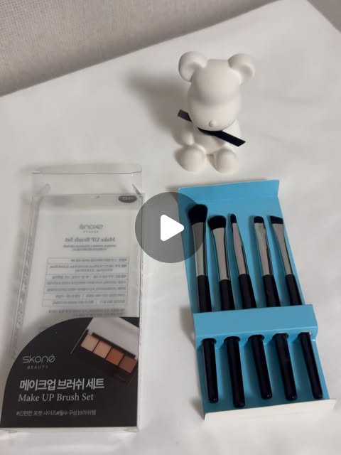 지은🌸 | 국내여행 • 핫플 • 카페 on Instagram: "#협찬

심플하고 고급스러운 메이크업 브러쉬 5종 세트, 누디 블랙 쿠션퍼프, 스노우핏 미니퍼프 !
모두 GS25 편의점에서 구매 가능한 제품으로 접근성이 좋고 휴대성이 뛰어나 일상 속에서 간편하게 사용 가능해요~
퍼프는 커버력, 밀착력, 지속력 등 자연스러운 피부 표현이 가능해요!
브러쉬는 포켓 사이즈로 휴대가 간편하며 세트 하나로 아이 메이크업을 완성할 수 있는 실용적인 구성을 가지고 있어요~
브러쉬와 퍼프 구매 고민 중이시라면 이 제품들 추천드려요!"