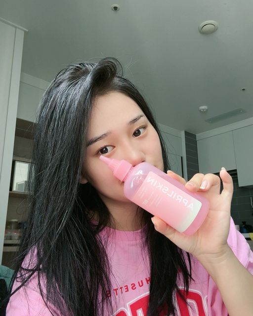 @enerell_e on Instagram: "#광고 @aprilskin_korea 
피지&흔적 잡는 핑크알로에  토너 출시! 
에이프릴스킨 핑크알로에 비타토너 💕

세안 후 첫 단계부터 사용하시면 되는데 일반 알로에 대비 진정 성분이 198%  더 높아진 핑크 알로에라 트러블 피치 흔적 케어에 효과가 높다고 해요🌸

여드름성 피부도 사용할 수 있는 저자극 토너이에여

끈적임 없는 산뜻한 워터 타입 토너라서 너무 가볍고 좋았어요
흡토부터 토너팩까지 200% 활용 가능해요🥰

트러블 고민하시는 분들 여드름성, 민감성 피부도 걱정 없이 사용해도 돼요🩷

#광고#에이프릴스킨#@aprilskin_korea#핑크알로에#핑크알로에토너# 비타토너#토너#스킨#저자극토너#진정토너#약산성토너#피부진정#피지#피지제거#알로에#데일리토너#토너추천#피지개선"