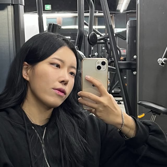 코코 / 다양하고 재밌는 뷰티&패션 정보💗 on Instagram: "#광고
트렌디하고 와이드 여성운동복 으로 딱😎
#르바세#올드스쿨투턱와이드쭈리팬츠
⠀
르바세 올드스쿨 투턱 와이드
쭈리팬츠 는 여유로운 핏을 자랑하는
짐웨어 겸! 활동에 편안함을 가져다 주는 아이템 인데요😳
⠀
매일 매일 헬스를 가는 제 기준상 팬츠를
고를 때에는 핏! 와이드 핏을 고를 꺼면
애매한 느낌보다는 큰 핏을 선호하곤 하는데요!
⠀
르바세 트레이닝 팬츠는
타이트한 핏감 보다는 와이드함을 추구하시는
여성운동복 추천 드리고 싶은 이유는!
과하게 크지 않은 느낌!! 와이드 정석에
투턱 디테일과 클래식한 실루엣으로
제작되어서 그런지 남녀노소도 추천드리지만
여성 분들께서 여성운동복너무 크지 않을까 하는
고민이 있으시다면 딱 그냥 예쁜핏 나오는 점!
말씀 드리고 싶었어요🎶
⠀
많은 분들이 무지라인 상의는 하나씩 가지고 계시니까
매치하기가 정말 편안하게 느껴지시지 않을까싶은
제 강력 추천 템,,, 일단 핏이랑,,, 뭔가
트렌디한 스트릿 무드와 편안한 활동성을 모두
갖춘 트레이닝 팬츠가 추천 아이템 입니다👀
⠀
⠀
#르바세팬츠#트레이닝팬츠#트레이닝르바세팬츠#무신사트레이닝#무신사트레이닝팬츠#와이드팬츠#짐웨어#짐웨어팬츠#짐웨어트레이닝팬츠
⠀
⠀"