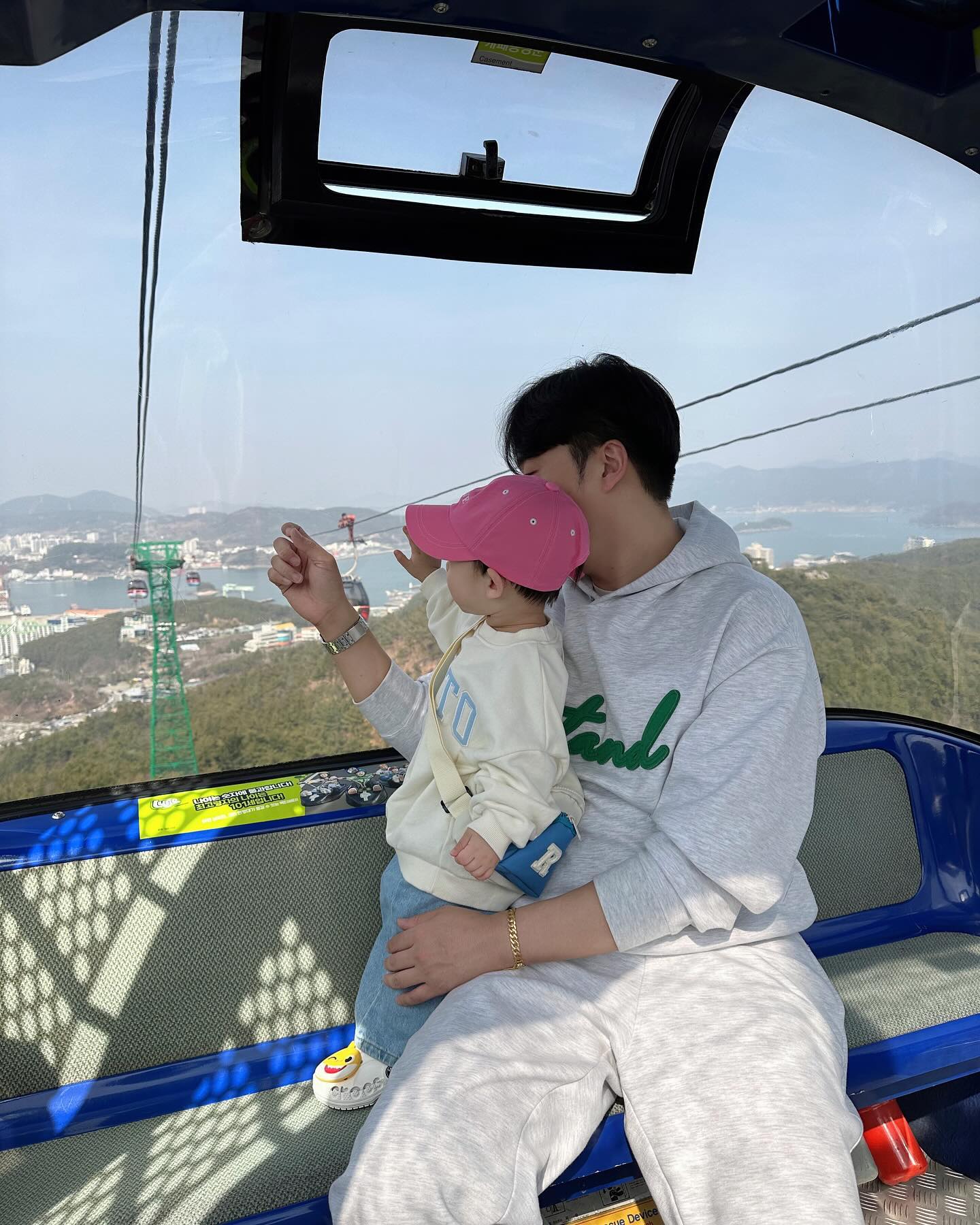 인스타에서 아이 사진이 걸린 계정들을 폭파 시키고 있다고 해서 급하게 올리기;;
엄마가 관리하는 계정입니다 계정 폭파 노노노노 ㅠㅠ
#엄마가관리 #엄마계정 
Account run by mom

Account run by mom

Account run by mom