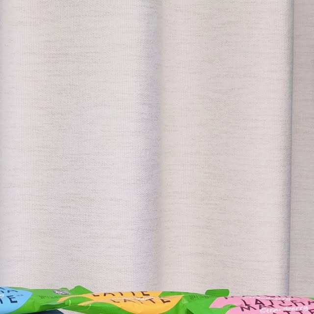 OH 예뚜 on Instagram: "#광고

육아하다 보면 카페 가는 것도 타이밍 맞추기가 쉽지 않잖아요. 그래서 요즘 집에서 조용히 홈카페 즐기고 있어요♡

이번에 마셔본 건 자뎅 까페모리 제주 세레모니얼 말차라떼인데 6종 중에 제가 체험한 맛은 말차바닐라, 말차딸기, 말차블루베리 3가지예요.

기본 말차가 진해서 그런지
달기만 한 라떼가 아니라 쌉싸름한 말차 풍미가 느껴지면서
은은하고 달달하게 과일향이 올라와서 조합이 꽤 괜찮더라고요!??

말차바닐라는 부드럽고 고소하고 달달해서 바닐라라떼도 말차라떼도 좋아하는 저는 제일 손이 가고 마시기 좋았어요!
말차딸기는 한입 마시면 딸기가 올라와서 달달하고 상큼달콤해서 기분 전환용으로 딱이였구요.
말차블루베리는 블루베리의 향이 진하고 거기다 말차가 쫙 느껴지니 디저트 느낌으로 즐기기 좋았어요.

따뜻하게 먹어도 맛있고 얼음 넣어 차갑게 먹어도 맛있고!!
요즘처럼 카페 갈 시간 없을 때
집에서 조용히 한 잔 마시기 딱 좋은 홈카페템이에요🤍

#쟈뎅 #말차 #말차라떼 #홈카페"
