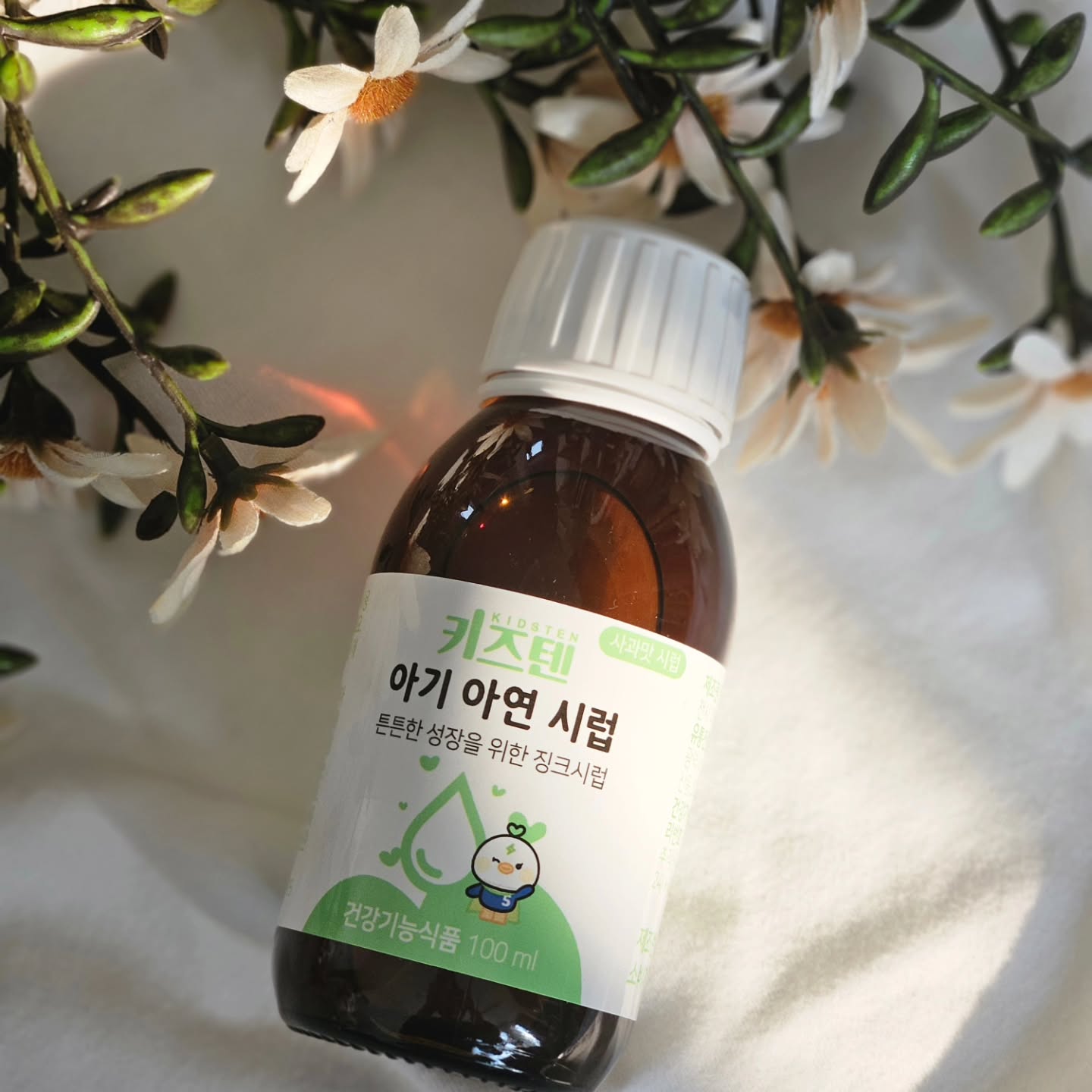 #협찬 아기 아연 시럽

✨ 겨울철 면역력 훅 떨어진 쩰리를 위한
면역력 뿜뿜해줄 아기아연시럽 :)

🐾아연이 부족할 때 생기는 문제점
✔️성장지연 및 면역력 약화
성장기 아이들의 DNA RNA 합성저하로 
성장지연 영향이 있을 수 있어요.

또한, 감기같은 잔병치레가 잦을 수 있으니
쩰리처럼 자주 소아과에 가는 아기들은
아기 아연은 꼭 챙겨주세요 .ᐟ 

👶 키즈텐 아기 아연 시럽
✔️ 사과맛 액상형이라 먹이기 쉬워요🍎
✔️ 불필요한 첨가물 ✖️, 민감한 아이도 👌
✔️ 비타민 C, D3, 유산균배양분말까지 함께, 
면역력 UP⬆️

맛있어서 엄마도 아이도 스트레스 없이 면역력 챙기는 필수템!
쩰리는 간식처럼 쏙쏙 잘 먹어주니 얼마나 든든한지 몰라요 :)

아기가 잘 먹지 않아 아연을 음식으로 섭취가 어렵거나
환절기 아기 면역력이 걱정된다면
흡수 잘 되는 액상형 키즈텐 아연시럽 ෆ 

#아기아연 #아기아연시럽 #키즈텐
kids10_ad