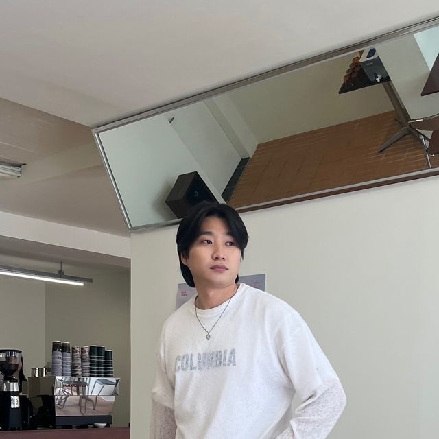기호 on Instagram: "#광고 바지핏 맛집
데님팬츠에 살 타기 싫어서 요즘 입는 여름니트 매치ㅎㅎ
7월은 날씨가 참 오락가락☀️☔️

@standarderror_official 
벌룬핏 워싱 와이드 데님팬츠 빈티지

#스탠다드에러 #STANDARDERROR #남여공용팬츠 #데님 #데님팬츠 #팬츠 #바지 #카고바지 #워싱팬츠 #와이드팬츠 #데일리룩 #바지추천 #DenimPants #Denim #Pant"