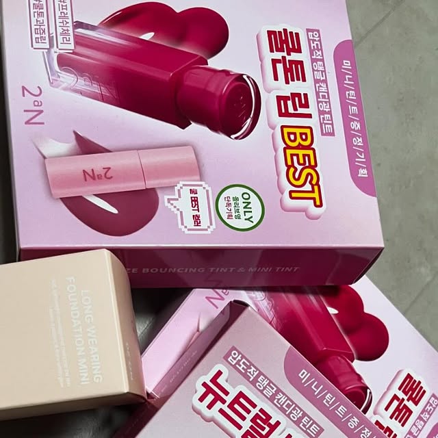 @sunyul1125 on Instagram: "#광고#올영픽#올리브영추천템#올영필수템#러브버블컬렉션#롱웨어링파운데이션미니#컬러플레이듀얼라이너

품절템이라 구하기 힘들었음 !!! 발색 좋은 올영 투에이엔라인업 
#2aN 덕분에 한결 더 화사한 계절 맞이 할듯 ! 
쿨톤을 위한 청량한 컬러감 
복숭아립 복숭아파데 발림성👍🏻

#올영세일 놓치지 말기 !"