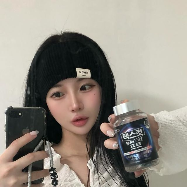 현명 on Instagram: "#광고 @healthhelper.kr 여름 휴양지 여행 가기 전 뱃살 삭제하는 법 🥵🖤 저는 여름이 되면 항상 다이어트 때문에 고민이 많아지는데 케이크, 빵같은 고칼로리 음식을 너무 좋