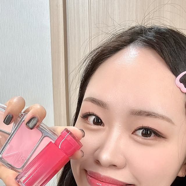 빼어날 수 빛날 빈 on Instagram: "#광고

💄 오늘의 메이크업 – 투에이앤🫣🤍

👀 베러 미 아이팔레트 02 페어리, 11 드리밍
데일리 음영부터 분위기 있는 포인트까지 하나로 완성!
자연스럽게 깊이감이 생겨서 눈매가 훨씬 또렷해져요 !

✨ 퓨어 글래시 하이라이터 IV01 슈가베일
자연광처럼 은은하게 올라와서 부담스럽지 않은 반짝임 !
피부 속에서 맑게 비추는 듯한 광채 덕분에 얼굴이 훨씬 입체적으로 살아난답니다 !

👁️ 컬러 플레이 듀얼 라이너 01 허니 피치, 04 로지 캔디
한쪽은 부드럽게, 한쪽은 또렷하게 표현할 수 있는 듀얼 구성이에오 !
아이라인 초보도 쉽게 사용할 수 있고, 깔끔한 마무리가 장점인 제품이랍니다 !

💋 글레이즈 바운싱 틴트 09 캔디츄, 16 슈가 버블
촉촉하게 발리면서 탱글한 컬러감이 입술에 그대로 밀착!
건조함 없이 오래 유지돼서 하루 종일 생기 있는 립 연출 가능해요 !

🌸 듀얼 치크 16 핑크텐션
혈색 없는 날에도 단숨에 화사하게 만들어주는 치크 컬러.
은은하게 올리면 청순, 진하게 올리면 러블리한 무드까지 연출돼요! 이게 바로 아이돌 블러셔 !

🤍 투명 + 맑음 + 생기
이 조합으로 오늘 메이크업 완성했는데, 진심 강력 추천합니다✨

🔥지금 올리브영에서 할인 행사를 진행 중입니다 ! 또한 투에이엔 증정품도 많다니 얼른 달려가세요 💃

#광고 #올영픽 #올리브영추천템 #올영필수템 #러브버블컬렉션 #컬러플레이듀얼라이너 #튜얼치크 #글레이즈바운싱틴트 #베러미아이팔레트 #아이돌블러셔 #퓨어글래시하이라이터 #제품제공 #협찬 #메이크업"
